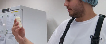 Un apprenti analyse un échantillon de lait Un apprenti analyse un échantillon de lait